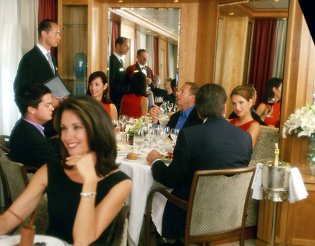 A bordo podrá disfrutar de elegantes cenas 